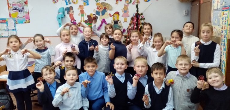 3Б (МОУ "МСОШ №2") с новогодними игрушками