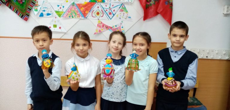 3Б класс (МОУ "МСОШ №2")с новогодними игрушками