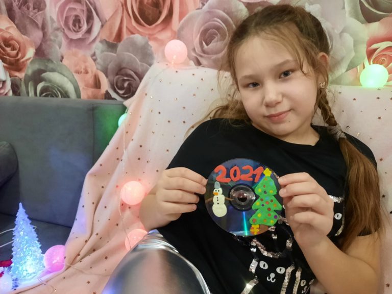 Юльдухаметова Диана с новогодней игрушкой (3Б класс, МОУ "МСОШ №2")