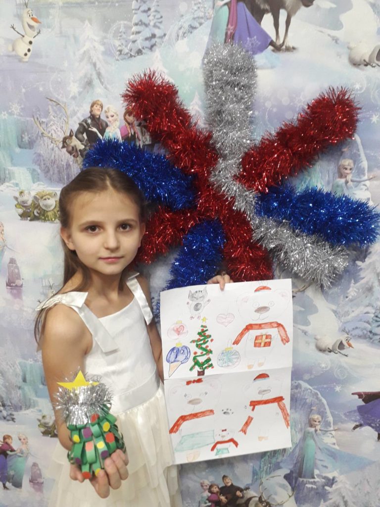 Урюпова Настя с новогодней игрушкой (3Б класс, МОУ "МСОШ №2")